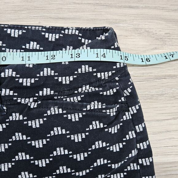 OLD NAVY Women Navy Blue Patterned Pixie Chino Shorts Size 2 - Picture 4 of 7